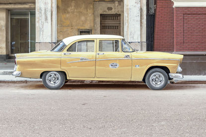 36 x 24 Yellow Taxi Havana (IBG)